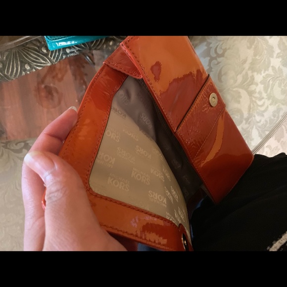 Micheal kors clutch - Picture 2 of 3